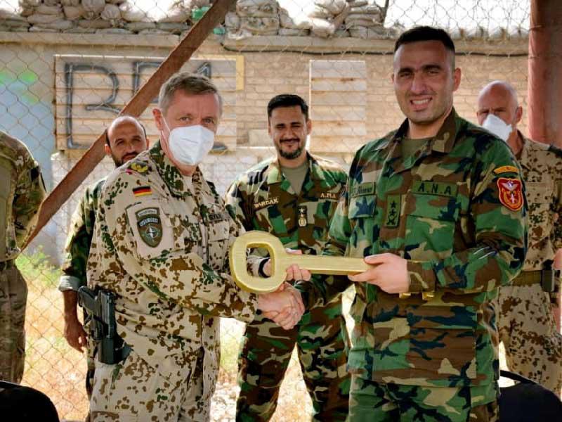 الجنرال الألماني ماير (يسار) والمقدم الأفغاني عميد ألميار خلال مراسم تسليم معسكر مايك سبان إلى القوات الأفغانية في مزار الشريف 