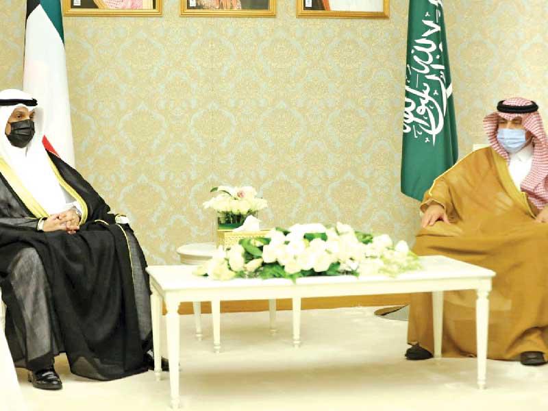  وزير الإعلام والثقافة وزير الدولة لشؤون الشباب، عبدالرحمن المطيري ونظيره السعودي خلال اللقاء أمس الأول