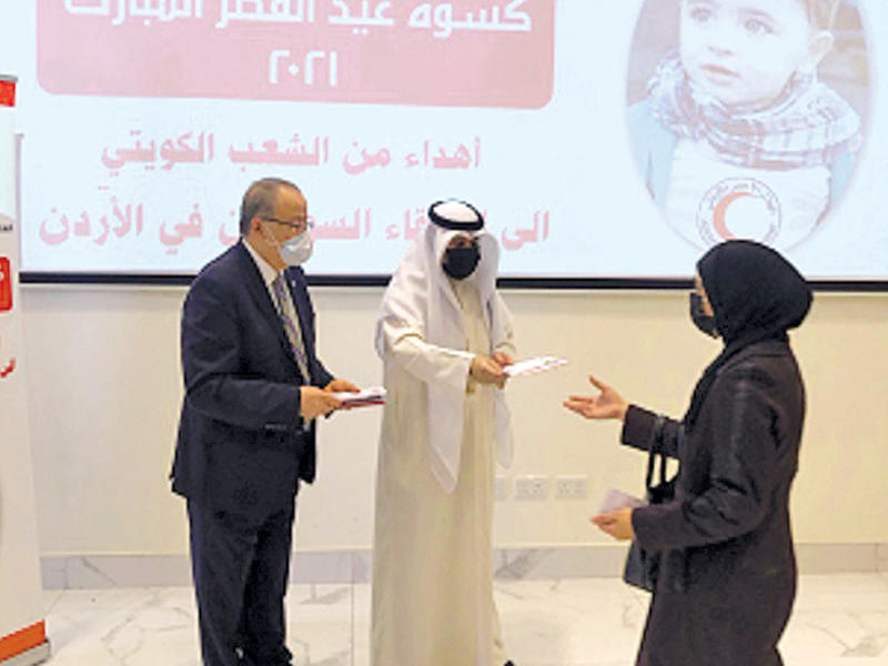  خلال توزيع كسوة العيد