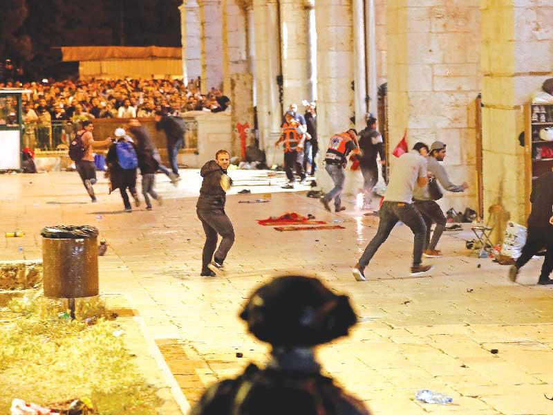 جانب من المواجهات في باحة المسجد الأقصى