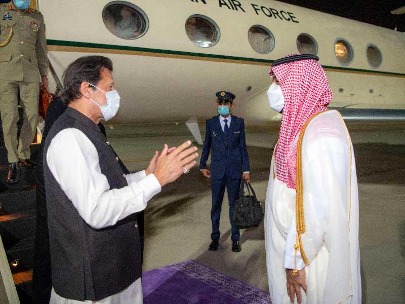 ولي العهد السعودي الأمير محمد بن سلمان يستقبل المسؤول الباكستاني والوفد المرافق له عند سلّم الطائرة