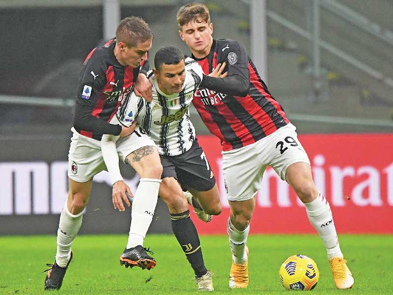 جانب من المواجهة السابقة ويبدو رونالدو - الذي قد لا يشارك اليوم- محاطاً بلاعبين من نادي ميلان