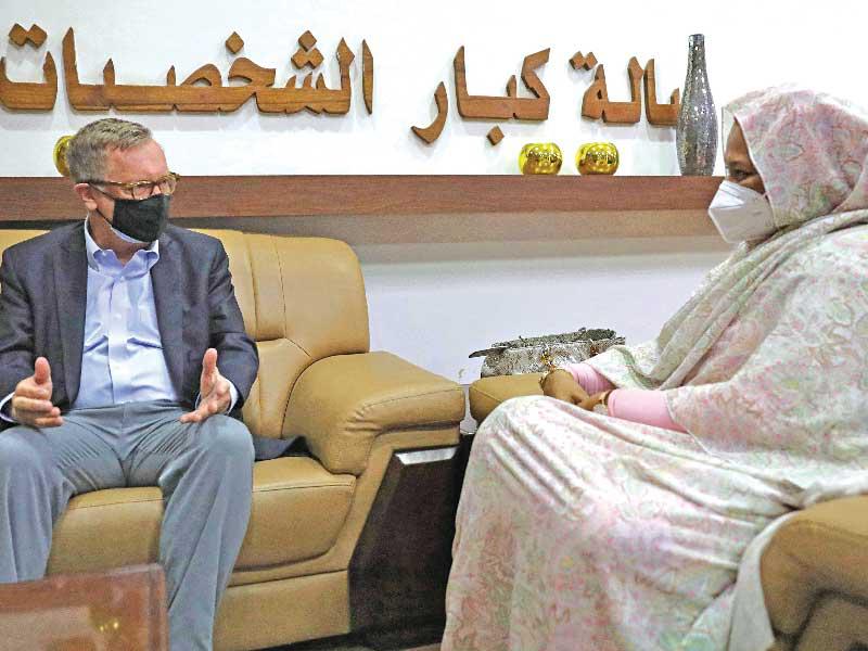 وزيرة الخارجية السودانية مريم الصادق المهدي خلال لقائها فيلتمان في الخرطوم أمس الأول (أ ف ب)