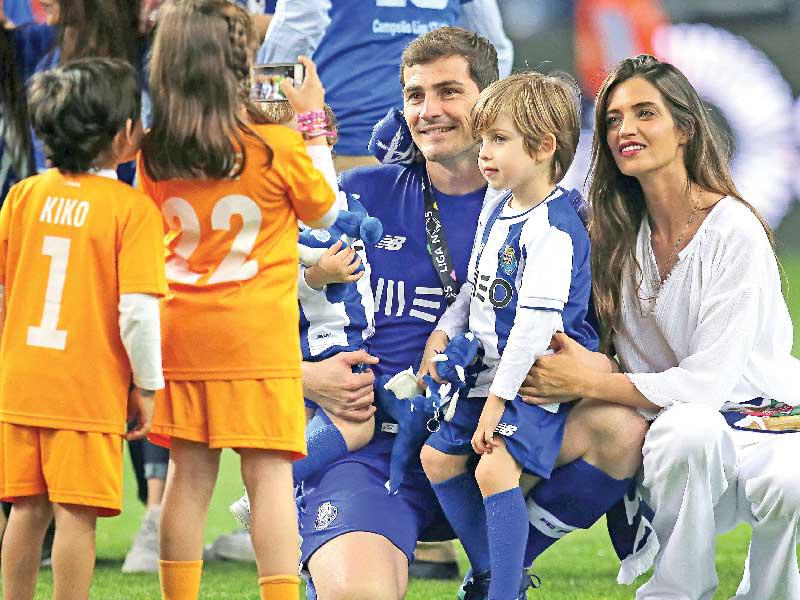 صورة أرشيفية  لحارس المرمى الدولي الإسباني السابق إيكر كاسياس وعائلته