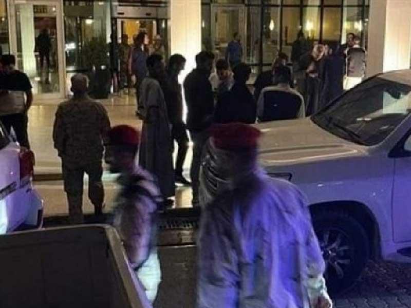 استعراض مسلّحون أمام فندق في طرابلس 