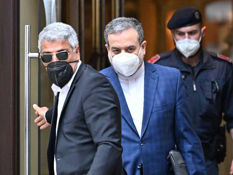 رئيس وفد إيران بالمفاوضات النووية عباس عراقجي لدى وصوله لحضور اجتماعات فيينا أمس الأول (أ ف ب)