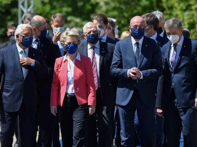 قادة الاتحاد الاوروبي في البرتغال أمس (أ ف ب)