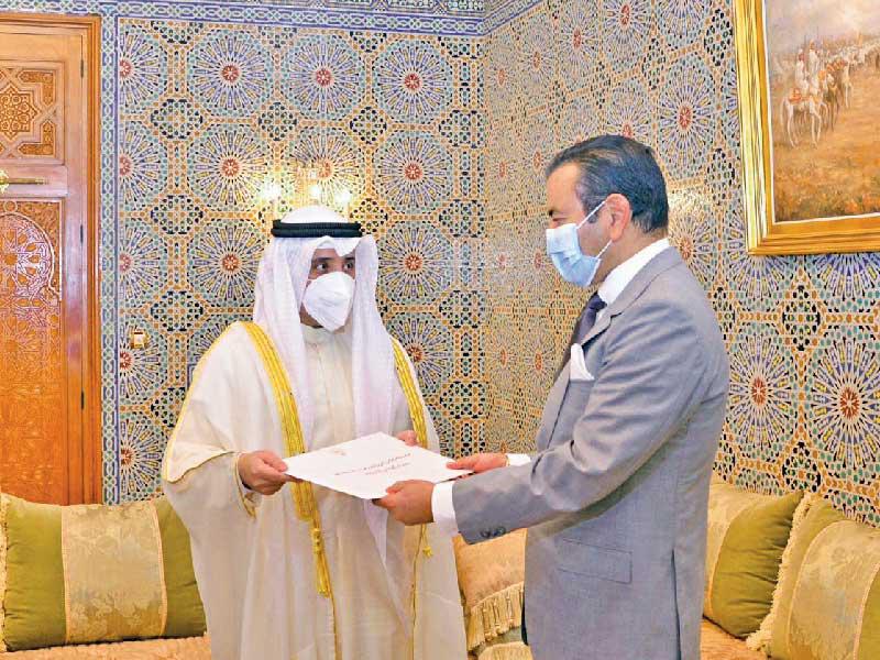 وزير الخارجية وزير الدولة لشؤون مجلس الوزراء الشيخ الدكتور أحمد الناصر يسلم الرسالة إلى رشيد بن الحسن الثاني