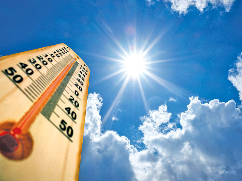 «الأرصاد»: طقس حار وفرصة لأمطار رعدية