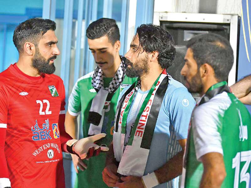 لاعبو السالمية والعربي يرتدون العلم الفلسطيني