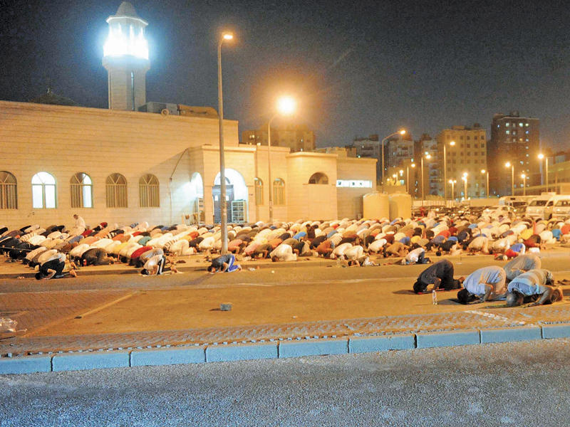 حشود المصلين خلال إحياء ليلة القدر في أحد المساجد وساحاته الخارجية ليل أمس الأول