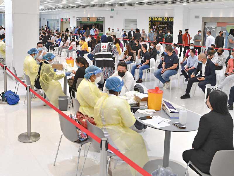 جانب من حملة التطعيمات في «الأفنيوز» (تصوير عبد الله الخلف)