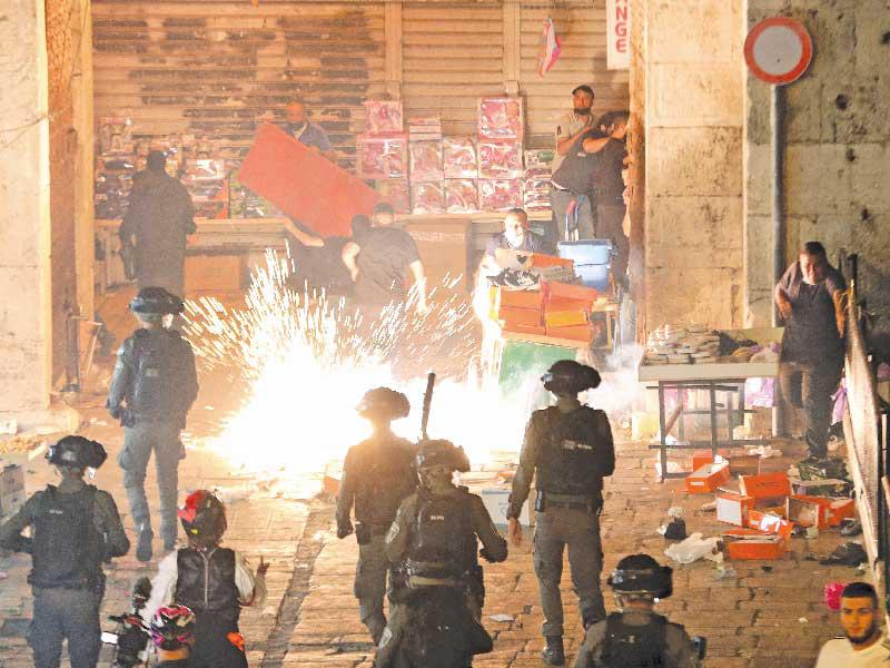 جانب من المواجهات بين المقدسيين والشرطة الإسرائيلية أمس الأول (رويترز)n