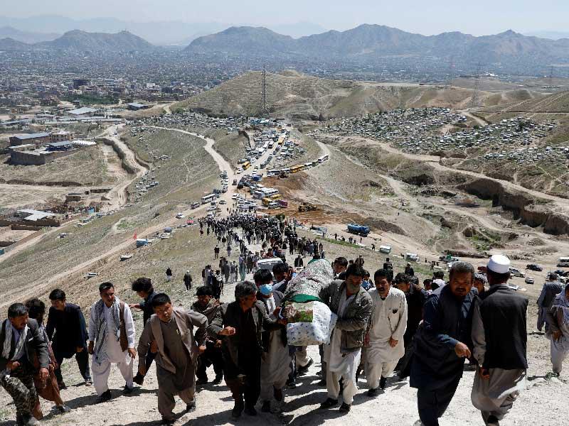  دفن جماعي لضحايا انفجار المدرسة في كابول أمس (رويترز) 