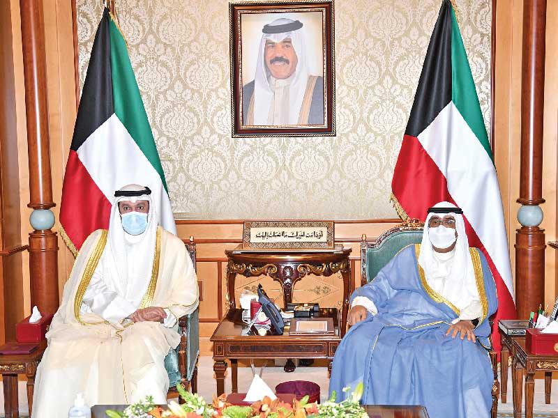  سمو ولي العهد الشيخ مشعل الأحمد مستقبلاً رئيس مجلس الأمة بالإنابة أحمد الشحومي أمس