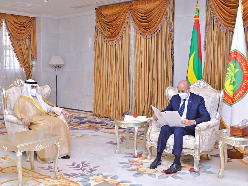 وزير الخارجية وزير الدولة لشؤون مجلس الوزراء الشيخ د. أحمد الناصر يسلم رسالة الأمير إلى رئيس موريتانيا 