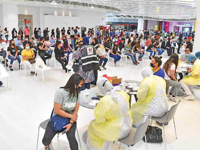 جانب من حملة التطعيم في «الأفنيوز» أمس (تصوير عبدالله الخلف)n