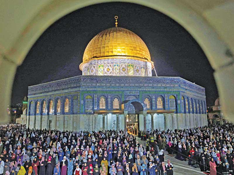 نحو 90 الف فلسطيني أحيوا ليلة السابع والعشرين من رمضان في المسجد الأقصى أمس الأول (أ ف ب)n