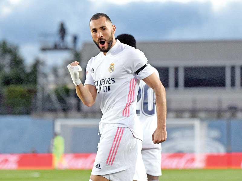 بنزيمه يحتفل بعد تسجيله الهدف قبل إلغائه 