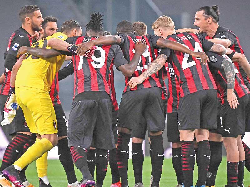 فرحة لاعبي ميلان بتسجيل الهدف الثاني 