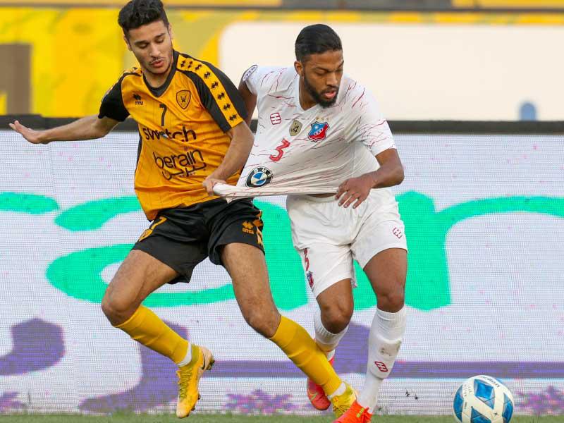 صراع من أجل الاستحواذ على الكرة في لقاء سابق بين الكويت والقادسية