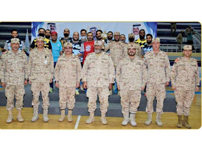  رئيس الأركان العامة للجيش الفريق الركن خالد الصالح مع الفرق الفائزة