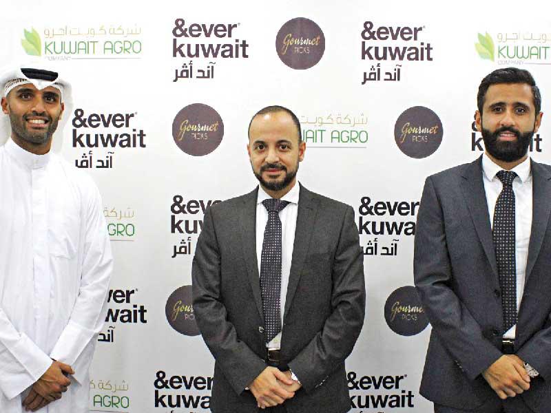 من أجواء توقيع العقد