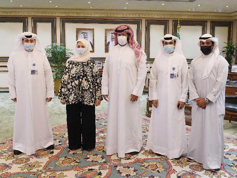 محافظ العاصمة الشيخ طلال الخالد والرئيسة التنفيذية لشركة زين الكويت إيمان الروضان يتوسطان مسؤولي «زين» خلال الاجتماع 