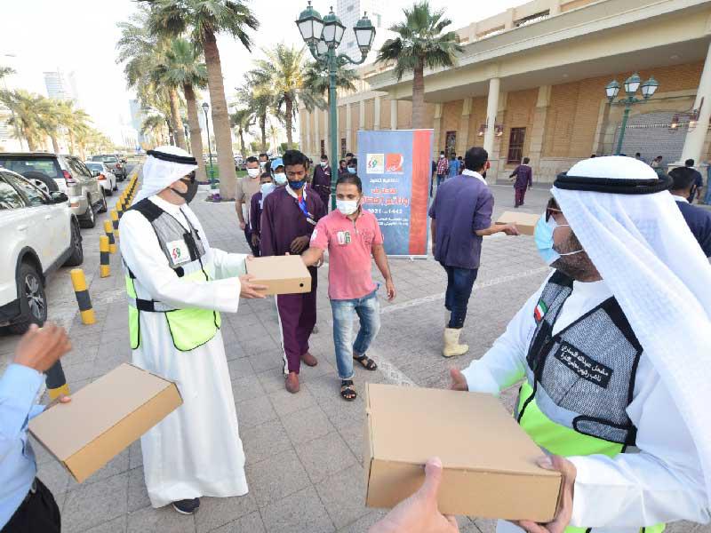 جانب من حملة بنك الطعام لتوزيع الوجبات