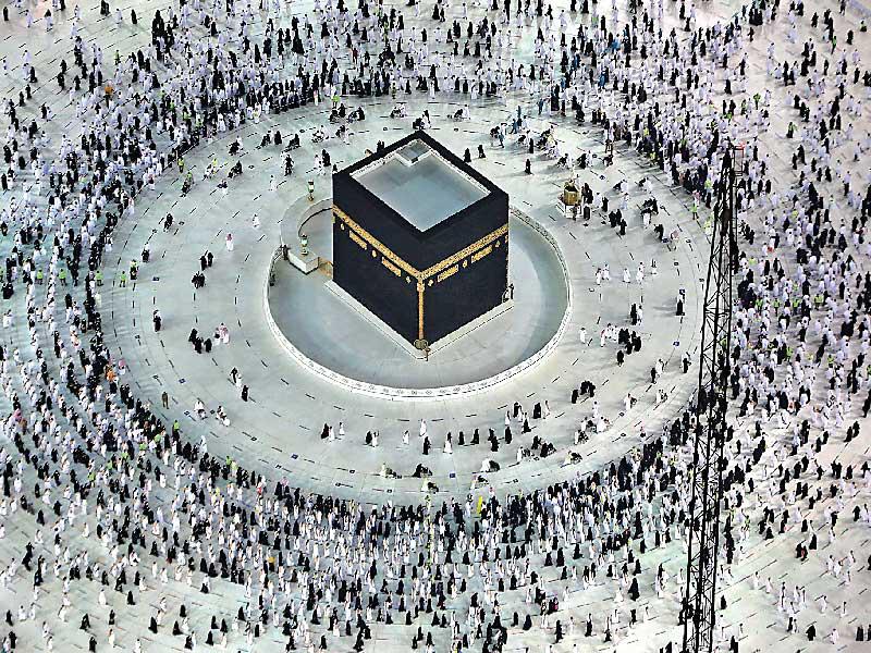 مصلون حول الكعبة المشرفة في مكة أمس الأول (أ ف ب)