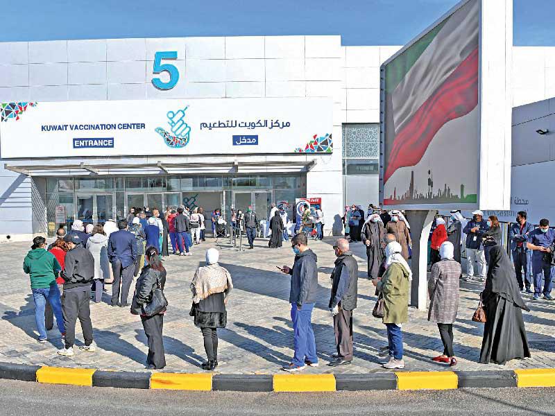 جانب من عملية التطعيم بمركز الكويت في مشرف