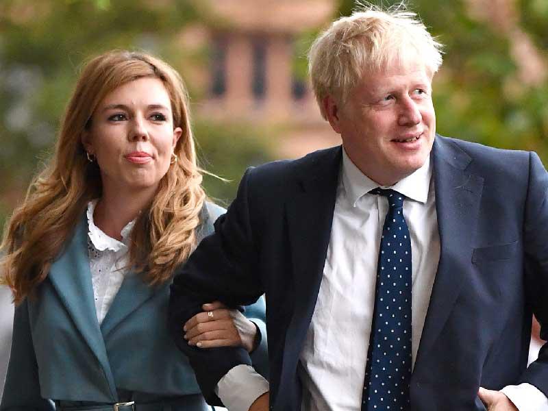 رئيس الوزراء البريطاني بوريس جونسون مع شريكته كاري سيموندز 