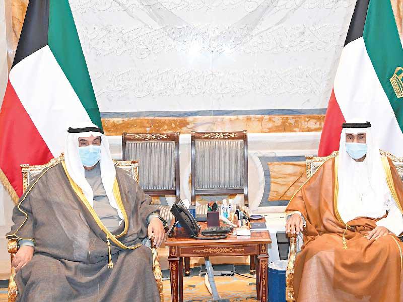 الصاحب السمو أمير البلاد الشيخ نواف الأحمد مستقبلا سمو الشيخ ناصر المحمد أمس