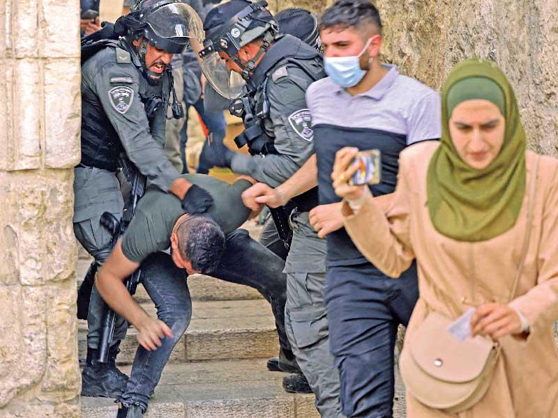 عناصر أمنية إسرائيلية تعتدي على فلسطيني في أحد أزقة القدس القديمة (أ ف ب)n