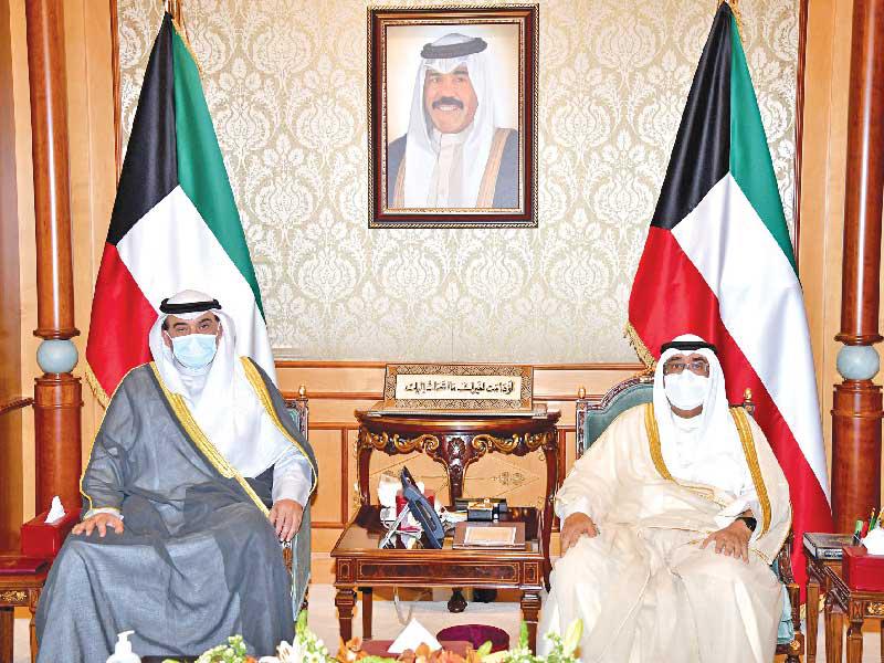 سمو ولي العهد الشيخ مشعل الأحمد مستقبلاً  رئيس مجلس الوزراء سمو الشيخ صباح الخالد أمس