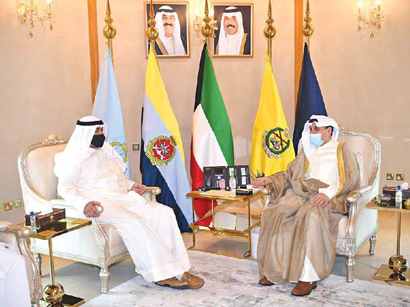 نائب رئيس مجلس الوزراء وزير الدفاع الشيخ حمد الجابر  مستقبلاً رئيس الطيران المدني أمس