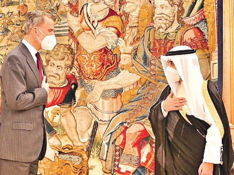  وزير الخارجية وزير الدولة لشؤون مجلس الوزراء، الشيخ الدكتور أحمد الناصر خلال تسليم الرسالتين إلى ملك إسبانيا 