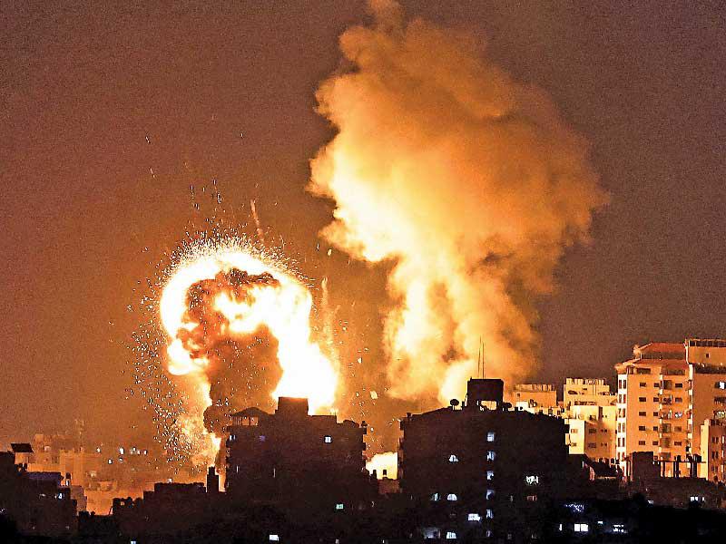 النيران تتصاعد من أحد المواقع التي قصفها الإسرائيليون في غزة (أ ف ب)