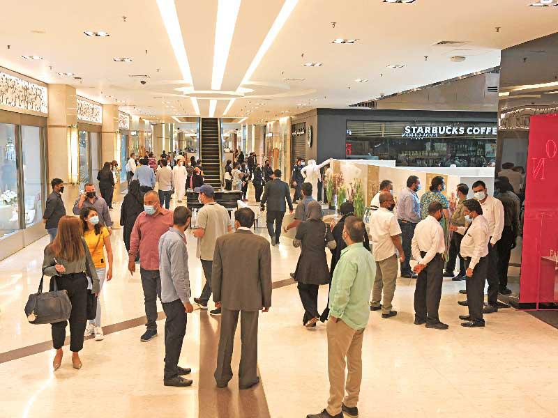 مشاركون في حملة التطعيم بمجمع الصالحية أمس (تصوير ميلاد غالي)n