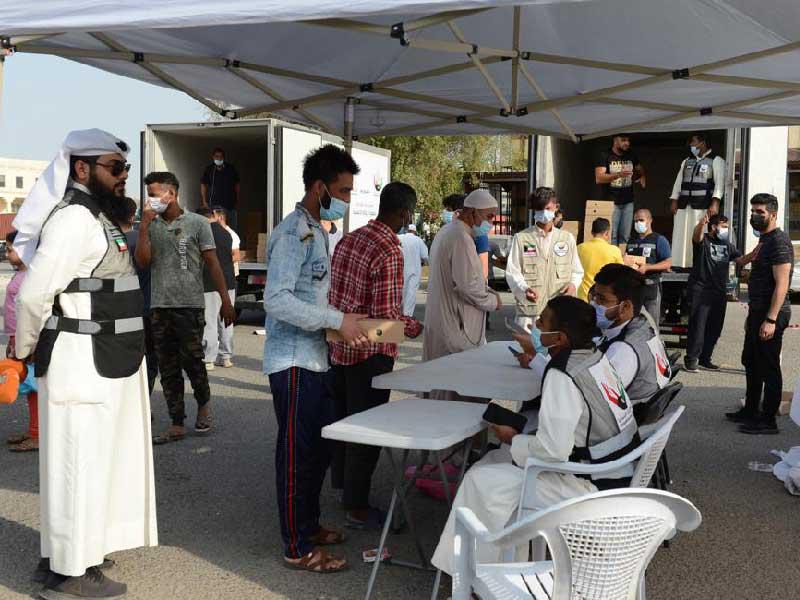 جانب من حملة «الإغاثة» لتوزيع وجبات الإفطار