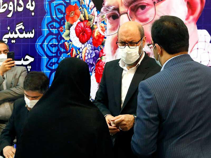 وزير الدفاع السابق حسين دهقان يقدم أوراق ترشحه للانتخابات في طهران أمس (أ ف ب)