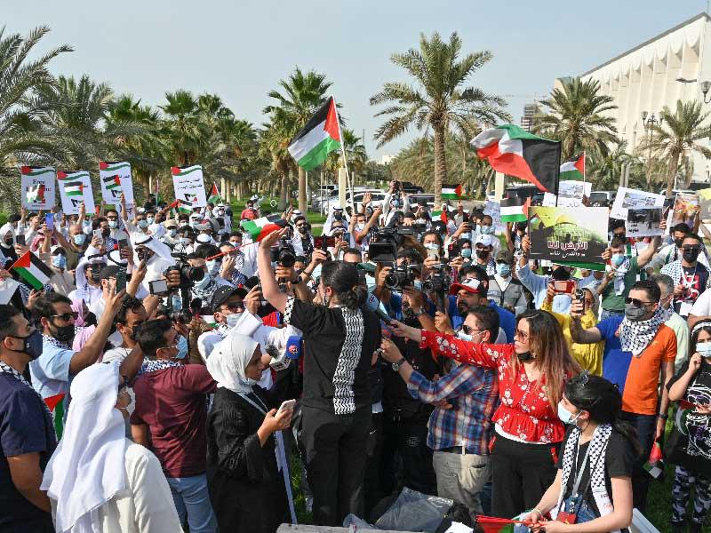 حشود المعتصمين بساحة الإرادة تضامناً مع فلسطين أمس  «تصوير نوفل إبراهيم»