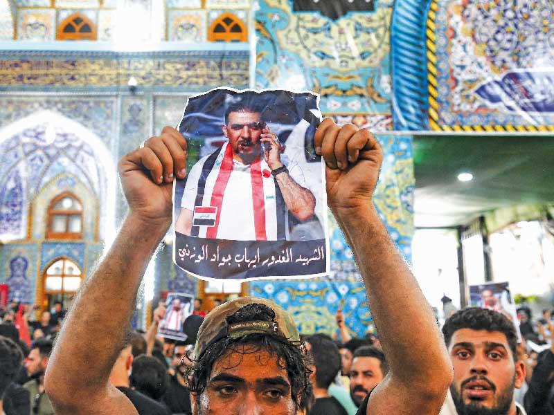 جانب من تشييع ناشط عراقي اغتيل في كربلاء