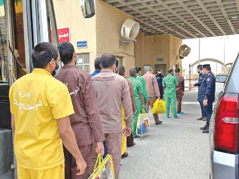 السجناء خلال الإفراج عنهم أمس