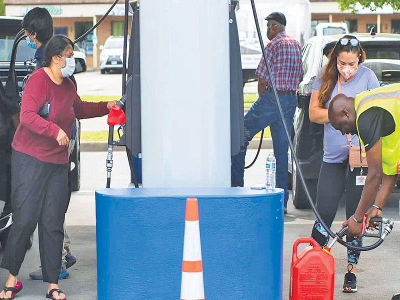  تهافت على محطات الوقود في أميركا 