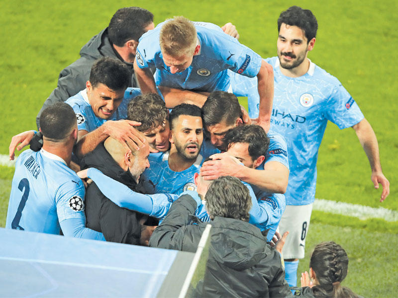 غوارديولا يحتفل مع لاعبيه خلال مباراة سابقة 