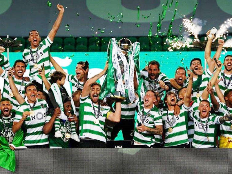 لاعبوفريق سبورتينغ لشبونة يحتفلون بالتتويج