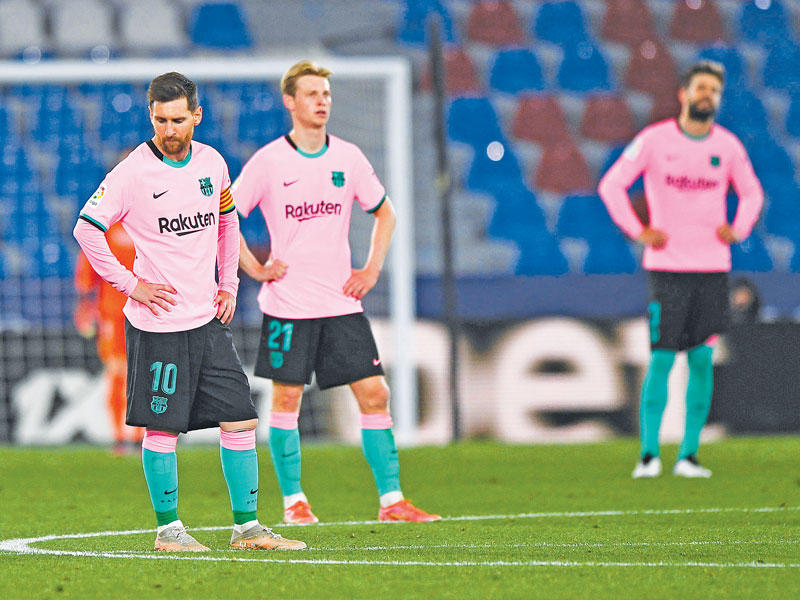 حسرة لاعبي برشلونة بعد نهاية المباراة بالتعادل 