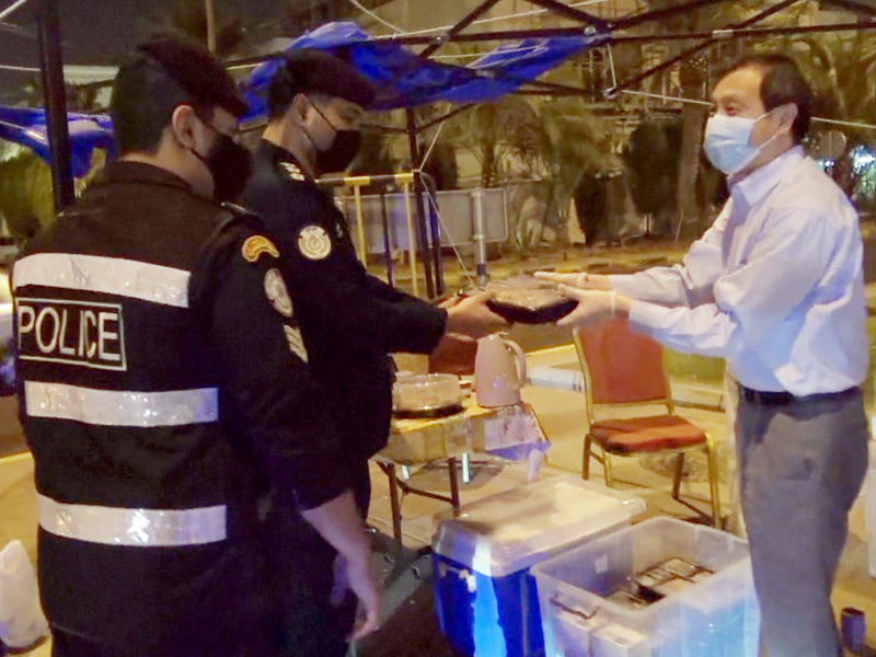 السفير الصيني يقدّم وجبة الإفطار لأحد ضباط نقطة اليرموك مساء أمس الأول