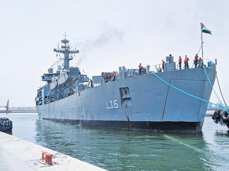 السفينة الهندية لدى وصولها إلى الكويت أمسn